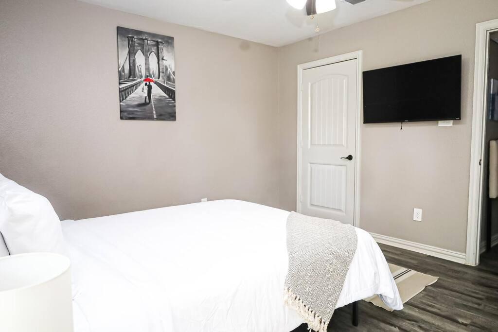 Comfy Two-Bedroom Apartment In 알링턴 외부 사진