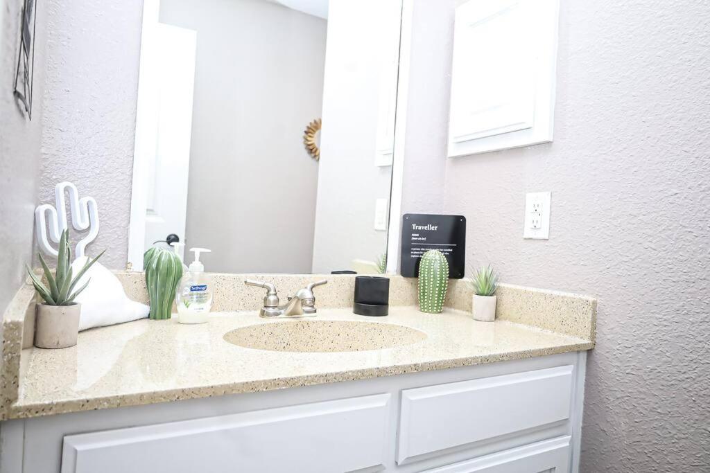 Comfy Two-Bedroom Apartment In 알링턴 외부 사진