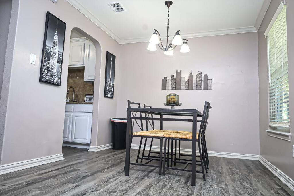 Comfy Two-Bedroom Apartment In 알링턴 외부 사진