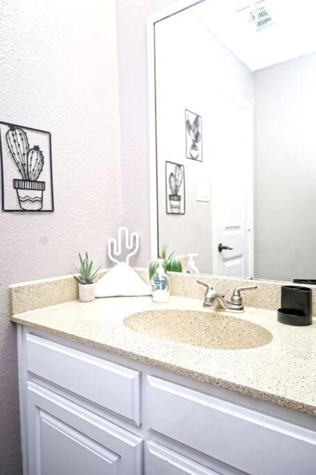 Comfy Two-Bedroom Apartment In 알링턴 외부 사진