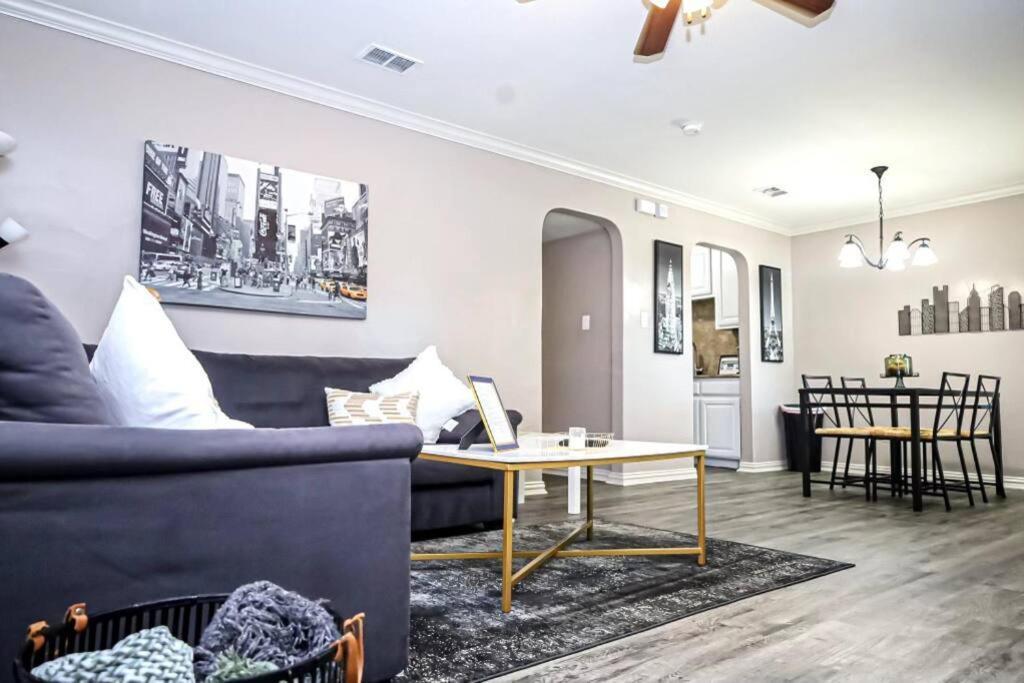 Comfy Two-Bedroom Apartment In 알링턴 외부 사진
