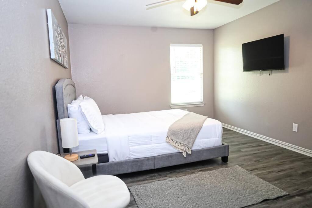 Comfy Two-Bedroom Apartment In 알링턴 외부 사진